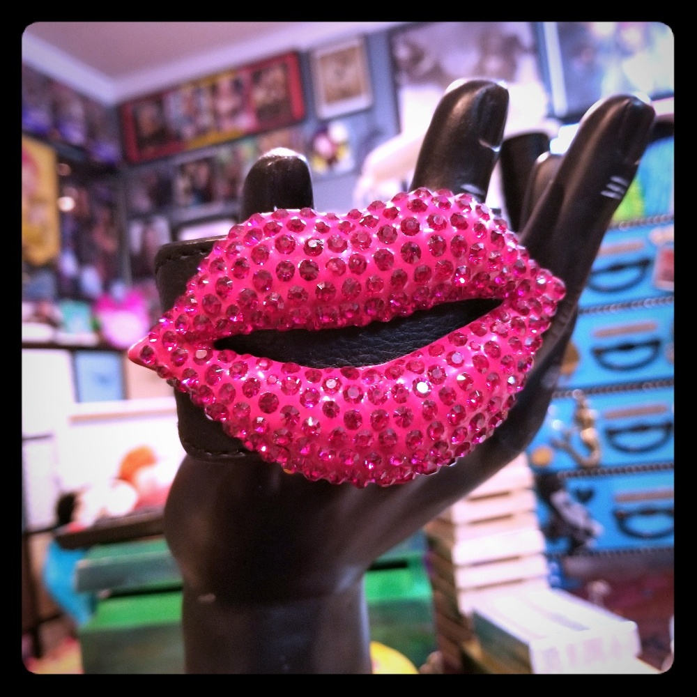 Large pink bling rhinestone lips bracelet